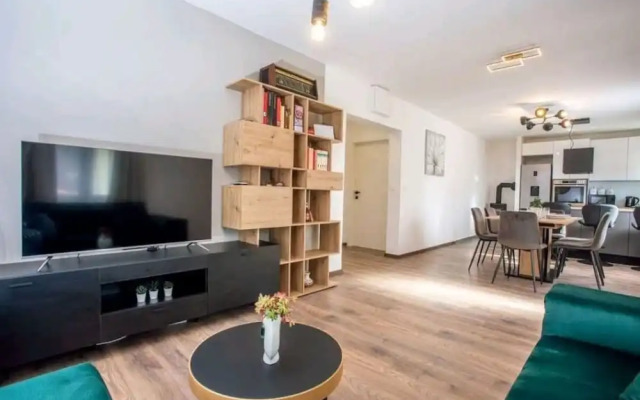 Bruno - Modern Apartment With Pool - A1