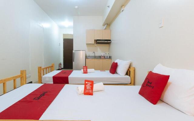 RedDoorz Premium @ Paseo Verde Las Pinas