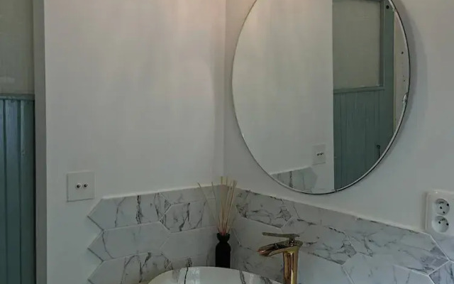 Sunny Wooden House on Creek, 30 Minutes Prague