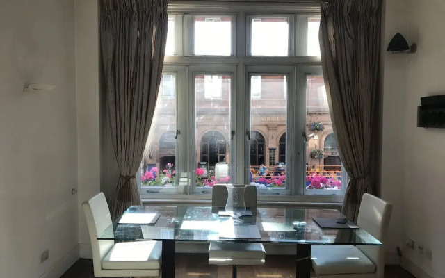 Suitely Trafalgar Square Luxury Apartment