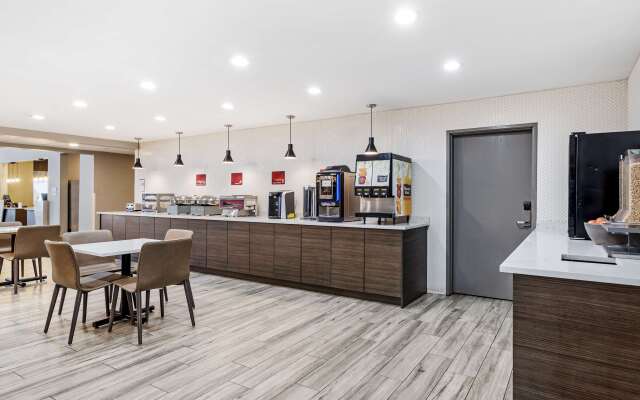 Best Western Plus Bourbonnais Hotel & Suites