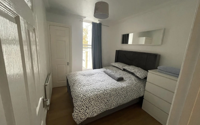 Modern 2 bed Apartment With sea Views