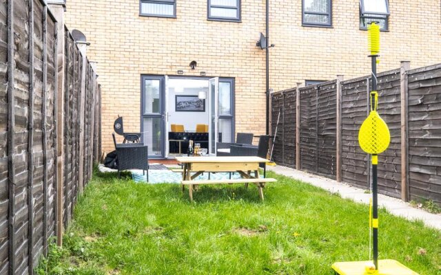 Luxury 2 Bed House City Centre ✘ BBQ & GARDEN ☆ FAMILY FRIENDLY→ Swingball & Outdoor Furniture - FREE PARKING → With 50 Inch Smart TV, FREE NETFLIX & WIFI ✘ Comfy Seating Area - BY MAEVELA®