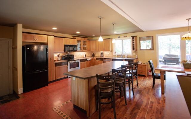 Auberge Kicking Horse Guest House