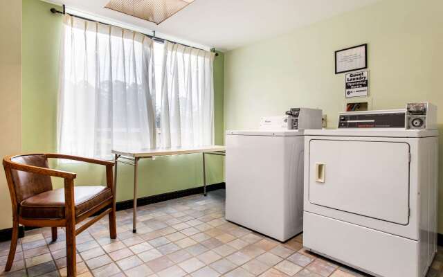 Comfort Suites Wilmington near Downtown