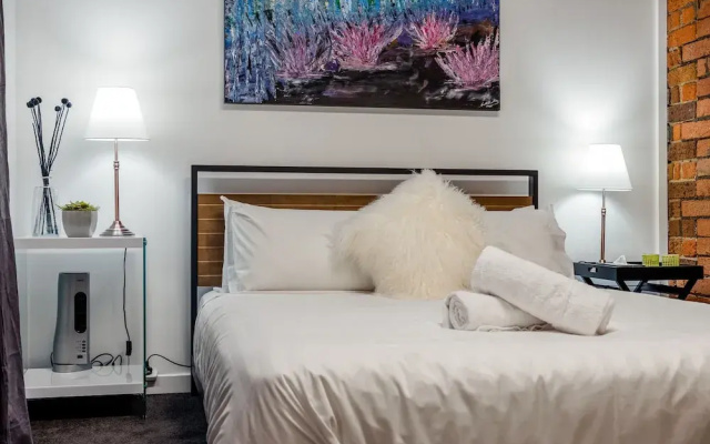 StayCentral - Heritage Warehouse Retreat