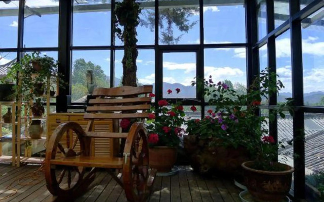 Lijiang Shu He Shangshanruoshui Inn