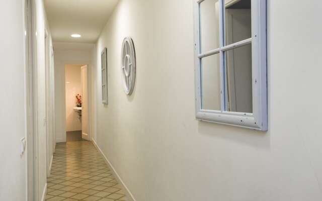 Beautiful Sagrada Familia Apartment