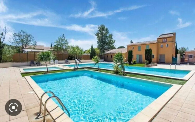 Maison de vacances dans résidence avec piscine