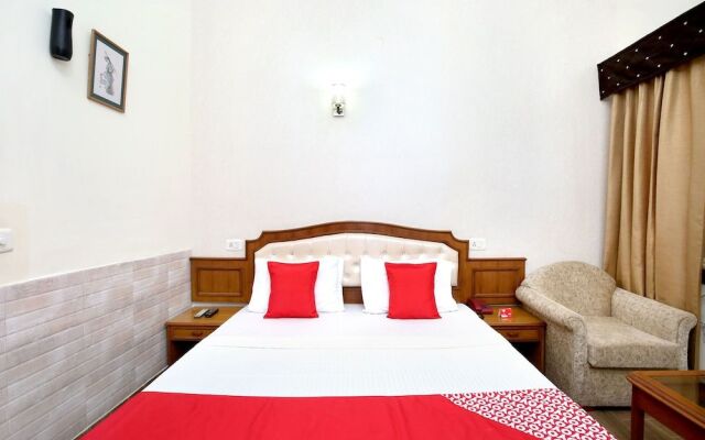 OYO 16376 Hotel Paras