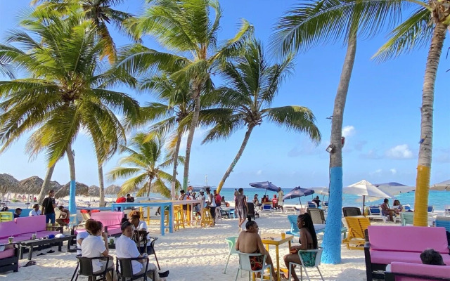 AVENTURA STUDIOS - POOL and BEACH CLUB