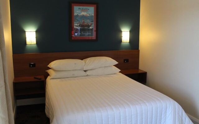 Whale Motor Inn and Restaurant