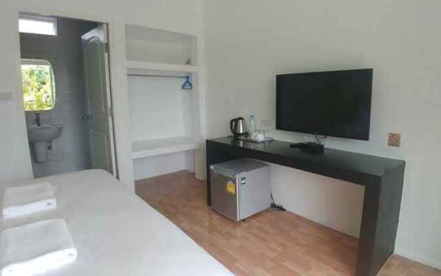 Thipburee Riverside Hotel