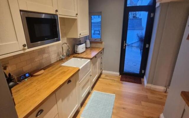 Neet Retreat - sleeps 7 next to beach