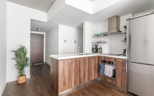 Stylish and Bright 1BR Condo King West