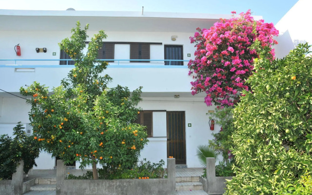 Yannis Yard Studios and Apartments