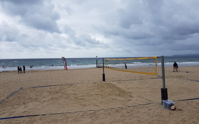 Beach Front 2-bed Apartment With Deck & BBQ