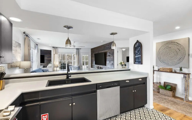 Lake Front Escape For 8!