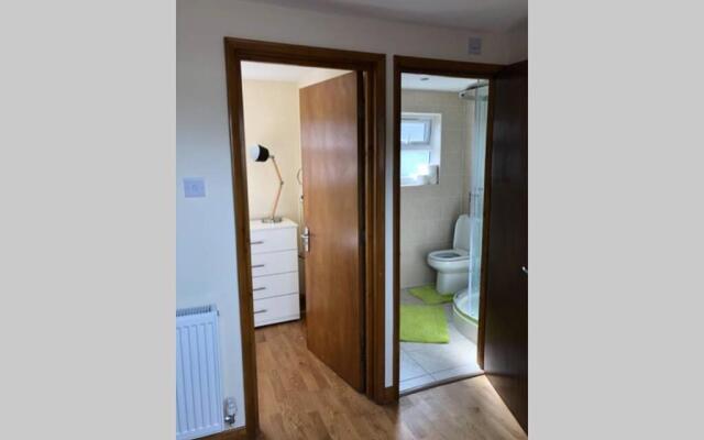S6 Ensuite Loft Studio Space (Sandycroft Guest House)
