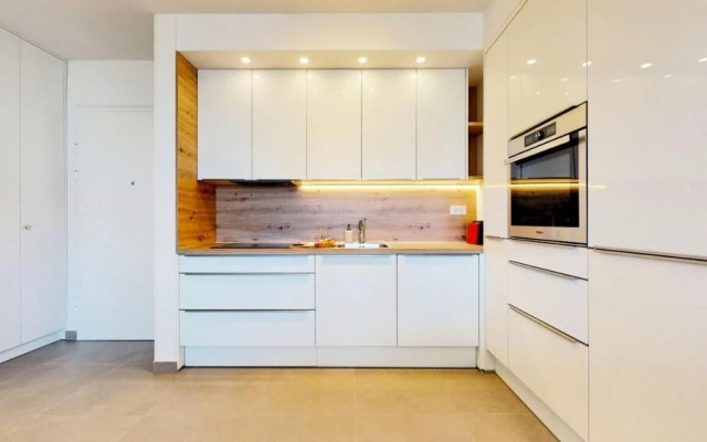 Mika's 2-Bedroom Seaview Flat & Parking