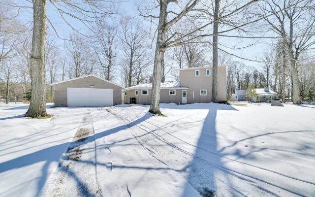 Close to 3 Ski Areas: Michigan Family Retreat!