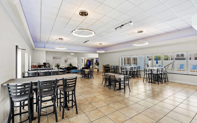 Days Inn & Suites by Wyndham Lakeland