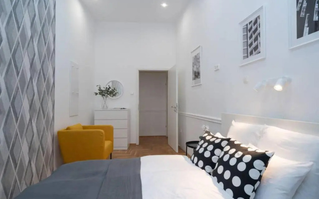 BEST located, 150 m2 5 bedrooms apt.,
