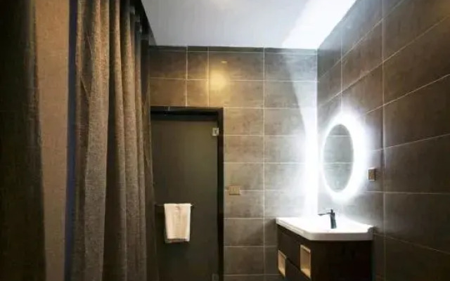 Zhenning Qianyi Hotel