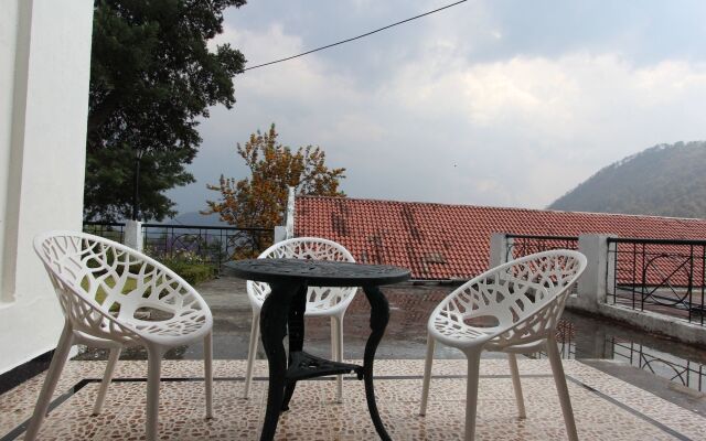 8fold-Pinecrest By LaRiSa, Bhimtal