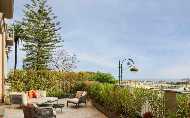 De Bonart Naples, Curio Collection by Hilton