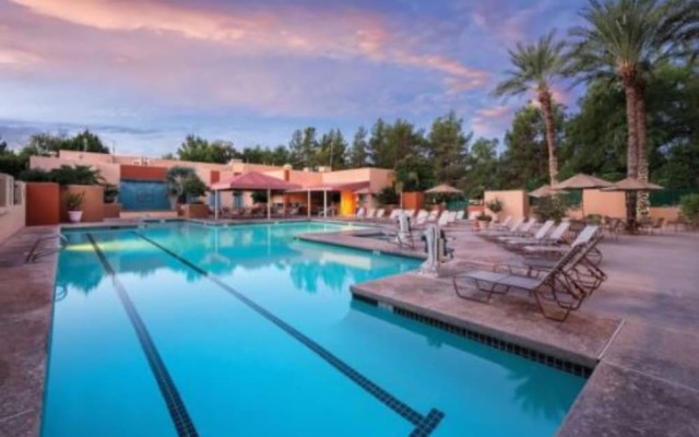 Private One Bedroom Condo on Golf Course, free parking