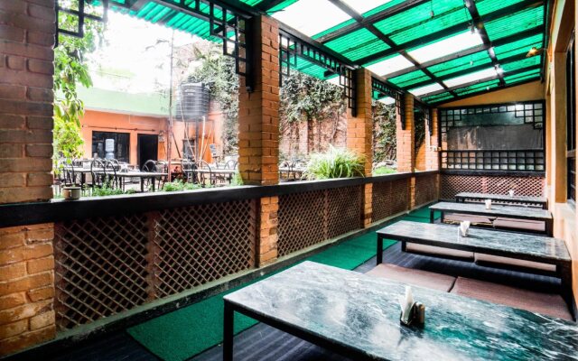 OYO 239 Hotel Kuti