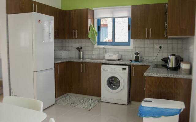 Anatoli 3BR Holiday Home 800m from the Beach
