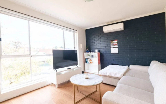 Sunny 1 Bedroom Apartment in St Kilda Near the Beach
