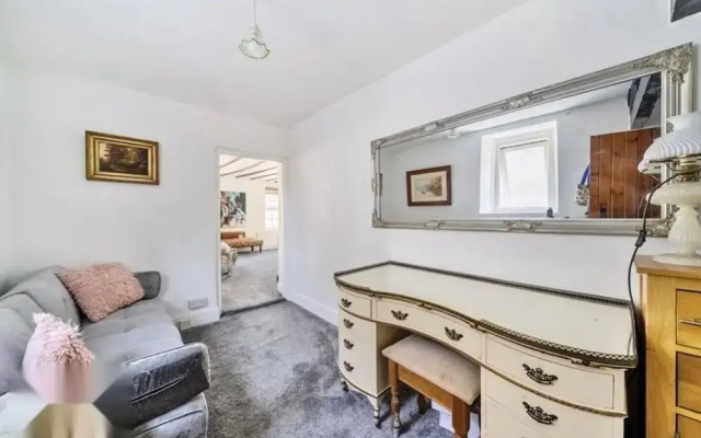 4 Bed-2 Bath-bar-pool Table-library- Xmas Venue