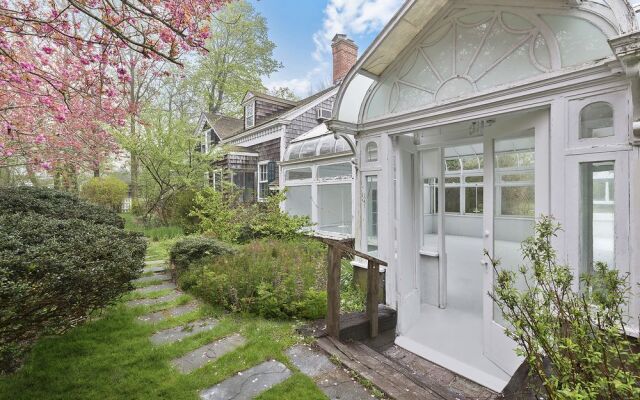 Village Latch Inn Hotel