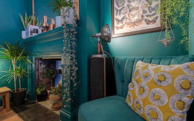 Modern 2 Bedroom Garden Apartment in West Hampstead
