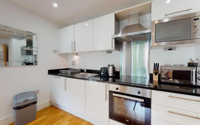 Comfy Two Bed Apartment w Balcony in Canary Wharf