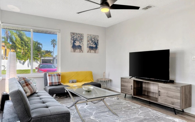 Sunset Stays by the Beach & Caddy's