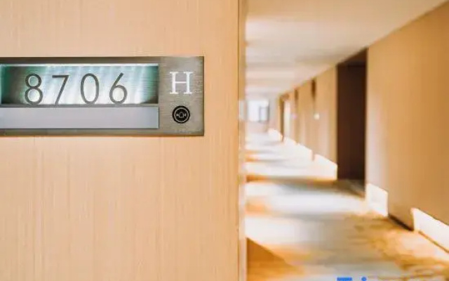 H Crystal Hotel (Gaoping Sanguan Center Yandi Park)