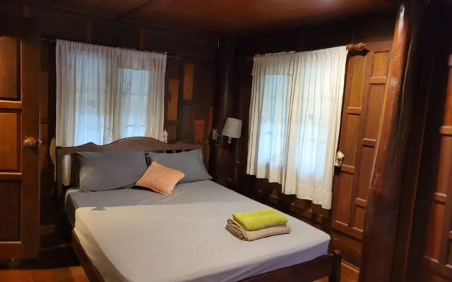 Ruen Thai Ampawa Resort