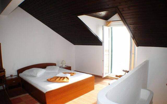 Apartment Bale - right at the beach: A1 Plaza Brist, Riviera Makarska