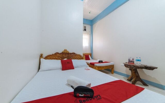 RedDoorz Near Lucap Wharf Alaminos