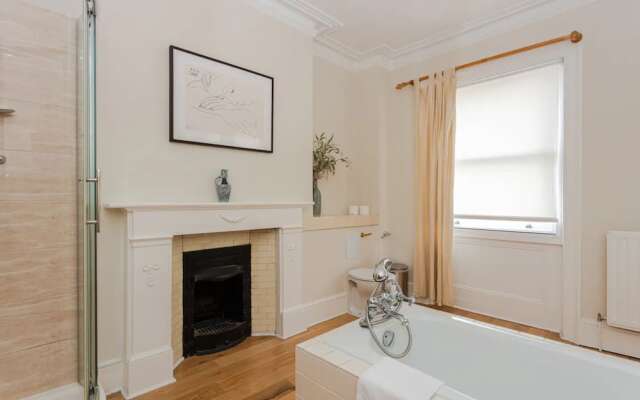 Beautiful 5 Bedroom Home With Garden in South Kensington