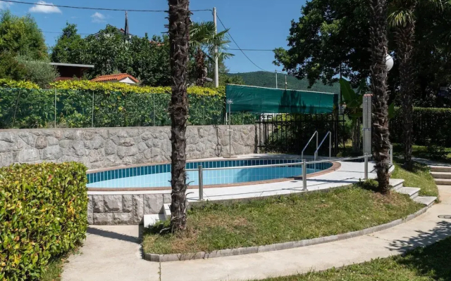 Charming Apartment With Sea Views and Shared Pool