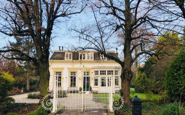 Tiny house in tuin van de statige villa Mariahof