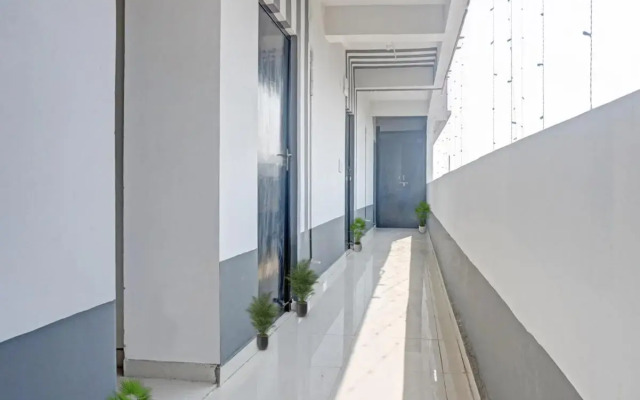 Oyo 703347 Ab Hotel