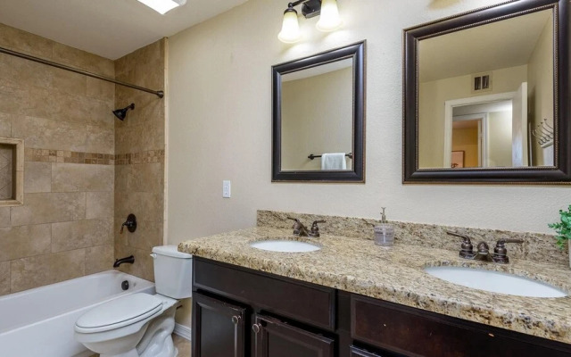 New Spacious Updated 5 Bedroom Home Pool