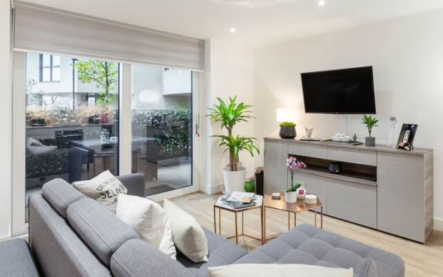 Stunning One Bed Apt W/balcony and Riverview in Greenwich