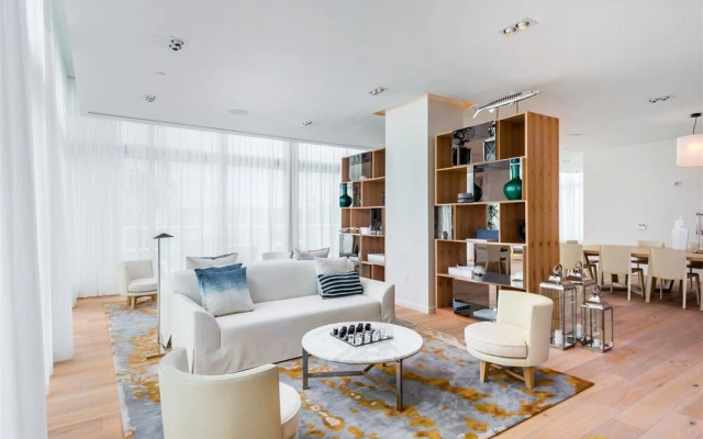 Top Fort Lauderdale Condo 9th Floor - Private and Sanitized, Hotel Amenities, Free Parking for Stays Over 27 Days, 400 ft From the Beach. Hosted by Super Host!